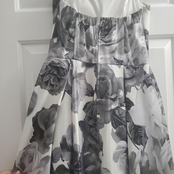 Low High White & Gray Floral Gown Size 11/Medium - Picture 4 of 7